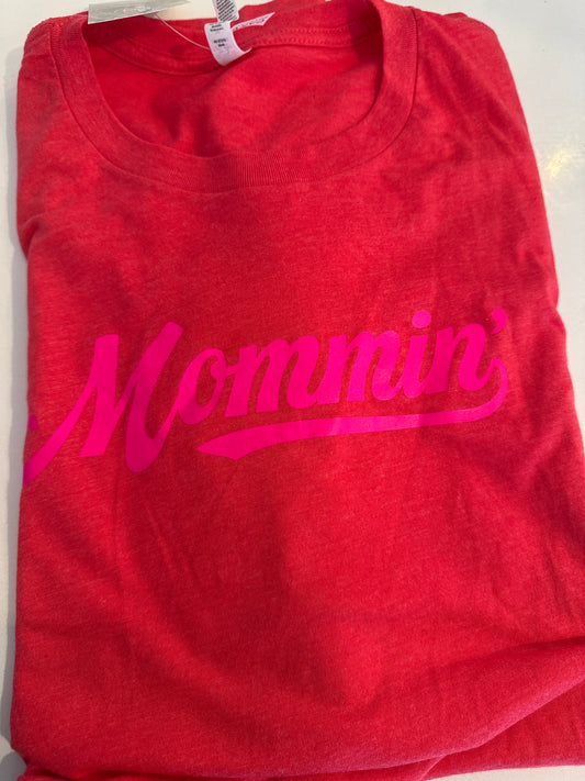 Mommin’ tee